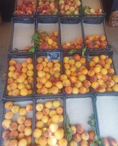 een heleboel manden vol sinaasappels en ander fruit bij Holiday House Rizomylos 