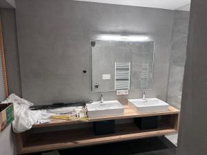 a bathroom with two sinks and a large mirror at Traum in Zell am See mit Badeplatz in Erlberg +42 photos