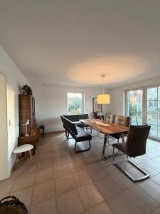 een woonkamer met een houten tafel en stoelen bij Landhaus Kröslin in Kröslin