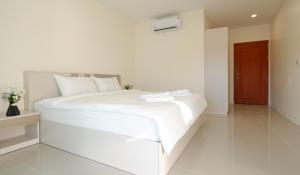 Giường trong phòng chung tại Three Monkeys Chaweng Beach