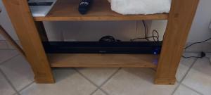 une petite étagère en bois avec une télévision dessus dans l'établissement Petite maison en pierre, à Vittel