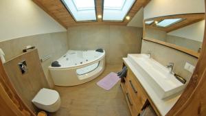 Et badeværelse på Chalets Frauenalpe + 37 billeder