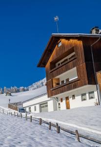 Alpin Chalet Frenademetz om vinteren