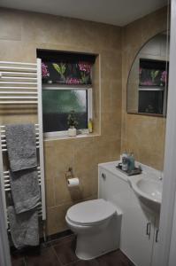 Et badeværelse på Cozy & Self Contained Garden Bungalow + 17 billeder