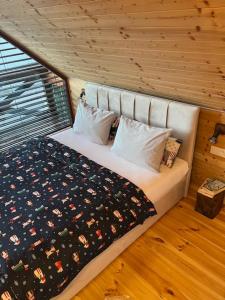 una camera con un letto in una baita di tronchi di Zrub Kriváň Drevená chata s výhľadom na Tatry a Závažná Poruba