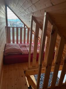 una camera con un letto in una cabina di legno di Zrub Kriváň Drevená chata s výhľadom na Tatry a Závažná Poruba Altre 52 foto