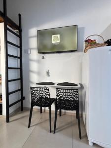 een eetkamer met een tafel en twee stoelen bij Ofurô com hidromassagem aquecida in Guia Lopes da Laguna