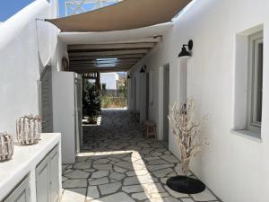 un corridoio di un edificio bianco con passerella di L Apothiki a Ios Chora Altre 12 foto