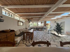 un soggiorno con un divano e un tavolo di L Apothiki a Ios Chora