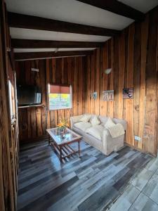 a living room with a couch and a coffee table at Cabaña la Concepción 1 in Cunco
