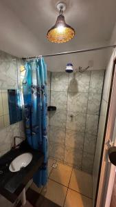 een badkamer met een douche en een wastafel bij Chalé Pé na Areia Por do Sol in Paraty