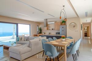 een woonkamer met een bank en een tafel bij Lamar Private Luxury Villas in Marathias