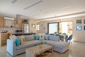 een woonkamer met een bank en een tafel bij Lamar Private Luxury Villas in Marathias +114 foto's