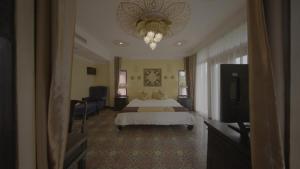 En eller flere senge i et værelse på Phutaya Wellness Retreat