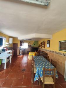 a kitchen and dining room with a table and chairs at Casa Rural Angorrilla in Reolid