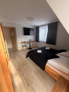 een slaapkamer met een groot bed en een tafel bij Apartament Miś in Zakopane