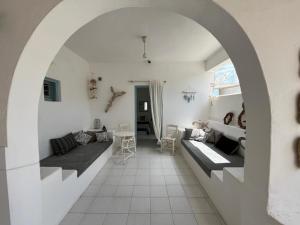 een woonkamer met een bank en een tafel bij Villa Campos Yalos beach in Ios Chora