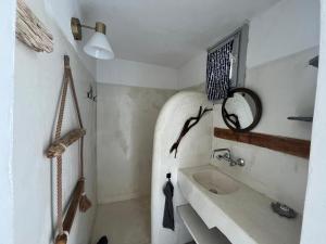 een badkamer met een wastafel en een ligbad bij Villa Campos Yalos beach in Ios Chora +28 foto's