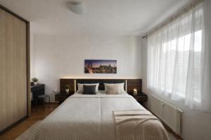 En eller flere senge i et værelse på 3-Bedroom with City Views and Free Parking