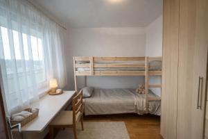 En eller flere senge i et værelse på 3-Bedroom with City Views and Free Parking