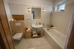 Et badeværelse på 3-Bedroom with City Views and Free Parking