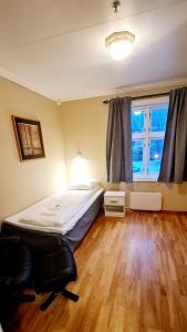 een slaapkamer met een groot bed en een raam bij Sauda Bed & Breakfast in Sauda