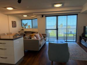 een woonkamer met een bank en een tafel bij 181 The Esplanade in Cairns