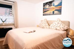 een slaapkamer met een bed met twee handdoeken erop bij Ferienwohnung See Glück in Wunstorf