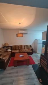 un soggiorno con due divani e un tavolino da caffè di Vila MM Boračko jezero a Konjic