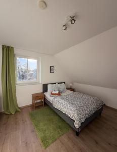 een slaapkamer met een bed en een raam bij Landhaus Kröslin in Kröslin +31 foto's
