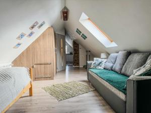 een woonkamer met een bank en een zolder bij Willa Konda - bania , sauna in Białka Tatrzanska