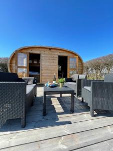 オルダーにあるHYGGE Strand Campingのパティオ(椅子、テーブル付)