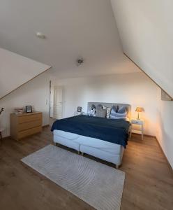 een slaapkamer met een groot bed op zolder bij Landhaus Kröslin in Kröslin