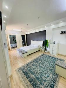 ein großes Schlafzimmer mit 2 Betten und einem Teppich in der Unterkunft Ayla Luxury apartment with pool in Luxor