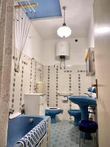 a bathroom with blue sinks and a tub and a toilet at L'ENCANTO DE LUNA -Una Casa Autentica Comacchiese in Comacchio