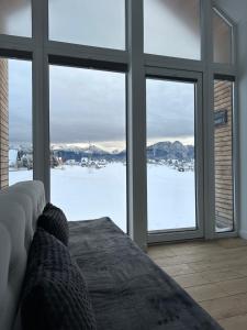 ein Zimmer mit Bett und Blick auf den Schnee in der Unterkunft SkyView Wierch Private Jacuzzi Mountain View in Ząb