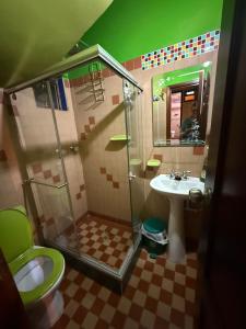 une salle de bains avec douche, toilettes et lavabo dans l'établissement Monguí Posada Familiar, à Duitama
