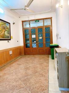 een grote kamer met houten deuren en tegelvloeren bij TV-Netflix STU 302 Near Uncle Ho's Mausoleum in Hanoi +4 foto's