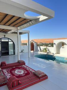 Swimmingpoolen hos eller tæt på zahr albun villa