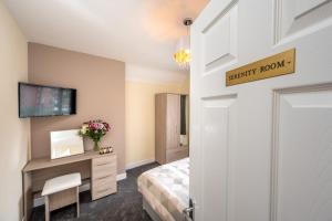 En eller flere senge i et værelse på Stylish Three Bedroom Property With Parking