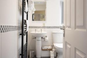 Et badeværelse på Stylish Three Bedroom Property With Parking