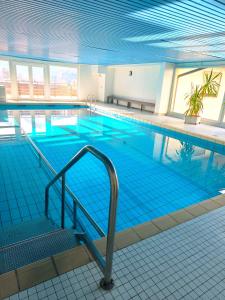 ein großes Schwimmbad in einem Gebäude in der Unterkunft Ferienwohnung Watzmann Nesterl in Berchtesgaden
