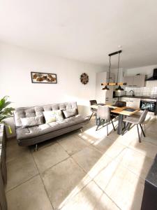 ein Wohnzimmer mit Sofa und Tisch in der Unterkunft Ferienwohnung Watzmann Nesterl in Berchtesgaden