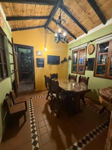 un salon avec une table et des chaises de salle à manger dans l'établissement Monguí Posada Familiar, à Duitama