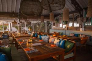En restaurant eller et andet spisested på Boutique hotel villa Cantik and karma beach club
