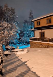 een huis met sneeuw op de grond ervoor bij Góralska Chata in Czarna Góra +90 foto's