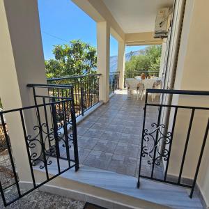 En balkon eller terrasse på Effie's Escape Spacious country house