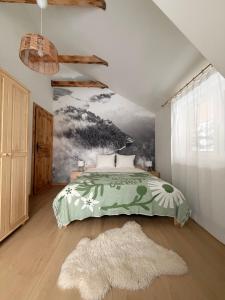 een slaapkamer met een groen bed en een schilderij aan de muur bij Markowa Chata in Mizerna +18 foto's