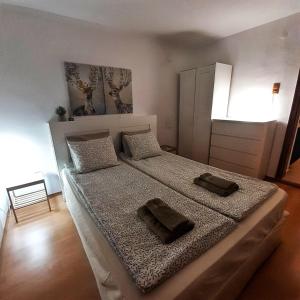 En eller flere senge i et værelse på Garden apartment + 12 billeder