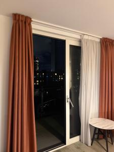 een glazen schuifdeur met uitzicht op de stad bij Chalk in Moffat